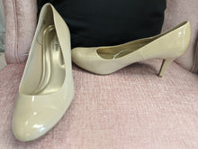 Load image into Gallery viewer, Shoes - Size 11
