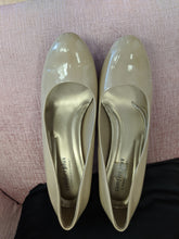 Load image into Gallery viewer, Shoes - Size 11
