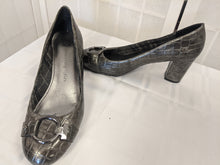 Load image into Gallery viewer, Shoes - Size 6.5
