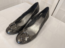 Load image into Gallery viewer, Shoes - Size 6.5
