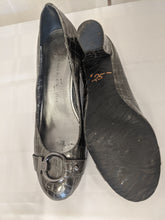 Load image into Gallery viewer, Shoes - Size 6.5
