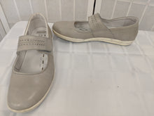 Load image into Gallery viewer, Shoes - Size 10
