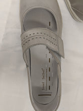 Load image into Gallery viewer, Shoes - Size 10
