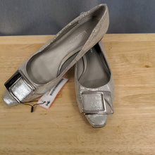 Load image into Gallery viewer, Shoes - Size 8M
