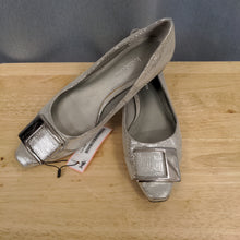 Load image into Gallery viewer, Shoes - Size 8M
