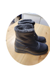 Load image into Gallery viewer, Boots - Size 8
