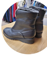 Load image into Gallery viewer, Boots - Size 8
