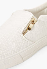 Load image into Gallery viewer, Shoes - Size 9

