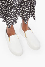 Load image into Gallery viewer, Shoes - Size 9
