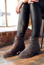 Load image into Gallery viewer, Boots - Size 11
