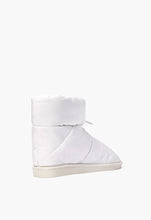 Load image into Gallery viewer, Boots - Size 9
