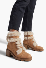 Load image into Gallery viewer, Boots - Size 9
