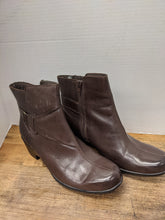 Load image into Gallery viewer, Boots - Size 9
