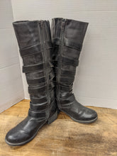 Load image into Gallery viewer, Boots - Size 6M
