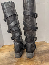 Load image into Gallery viewer, Boots - Size 6M
